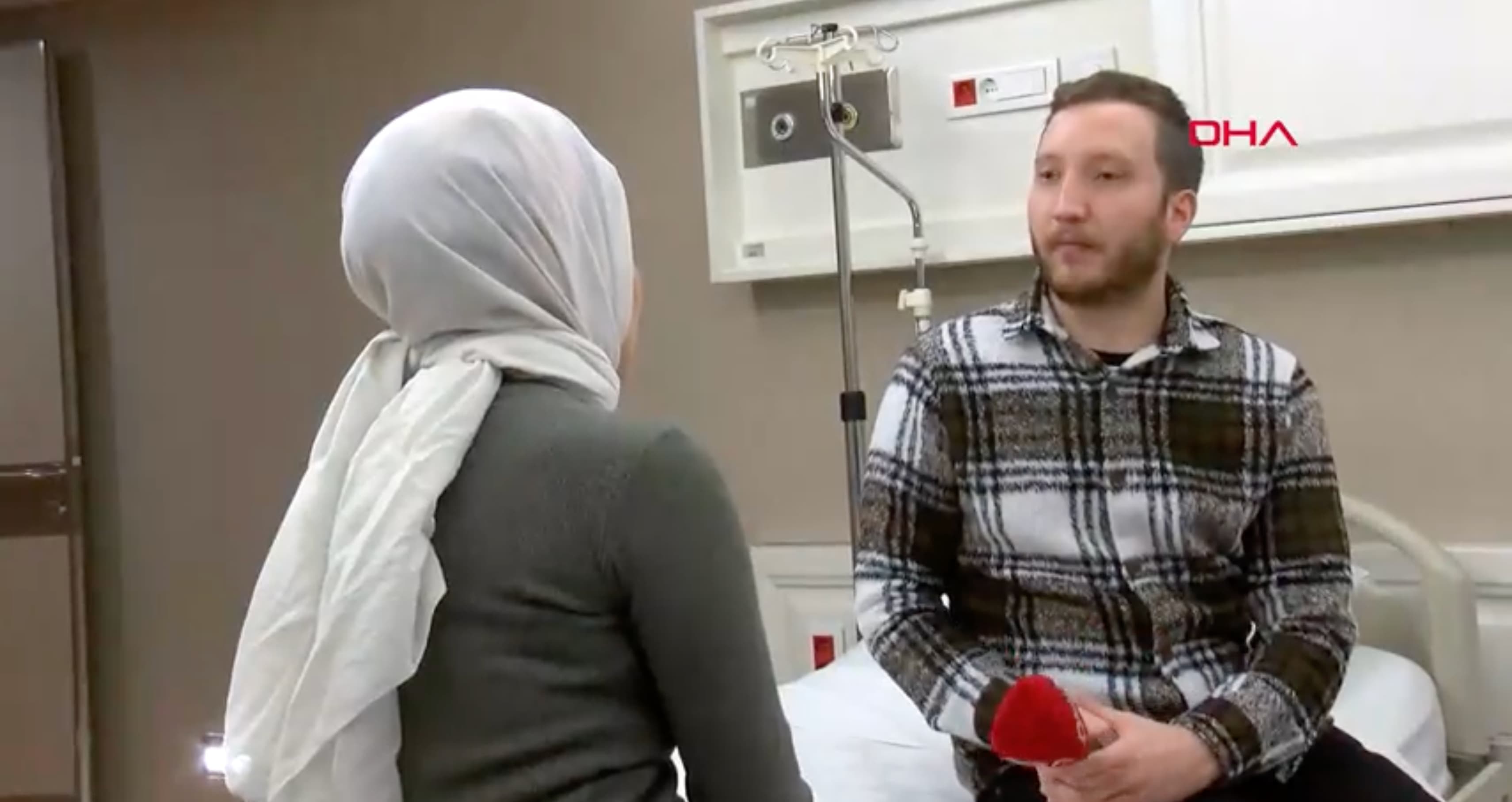 Karın iç zarından alınan parça ile vajina yapıldı.